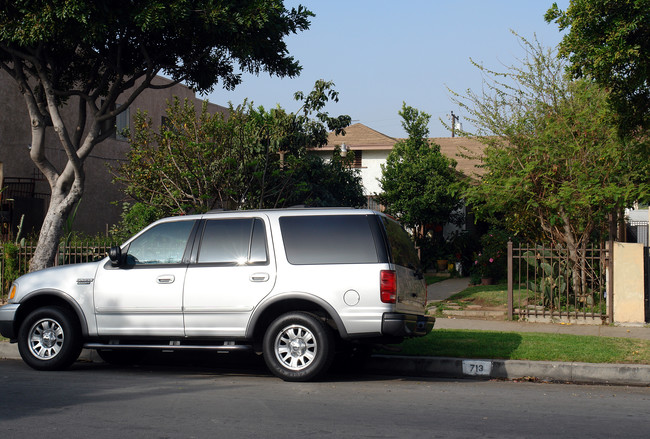 713 S Flower St in Inglewood, CA - Building Photo - Building Photo