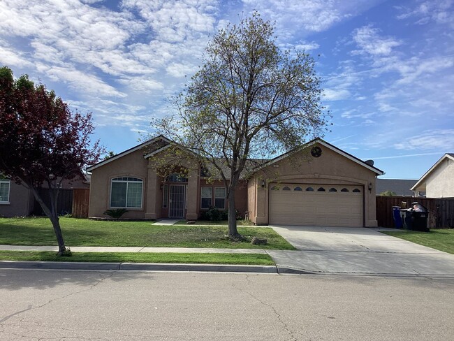1661 Redbud St in Lemoore, CA - Building Photo - Building Photo