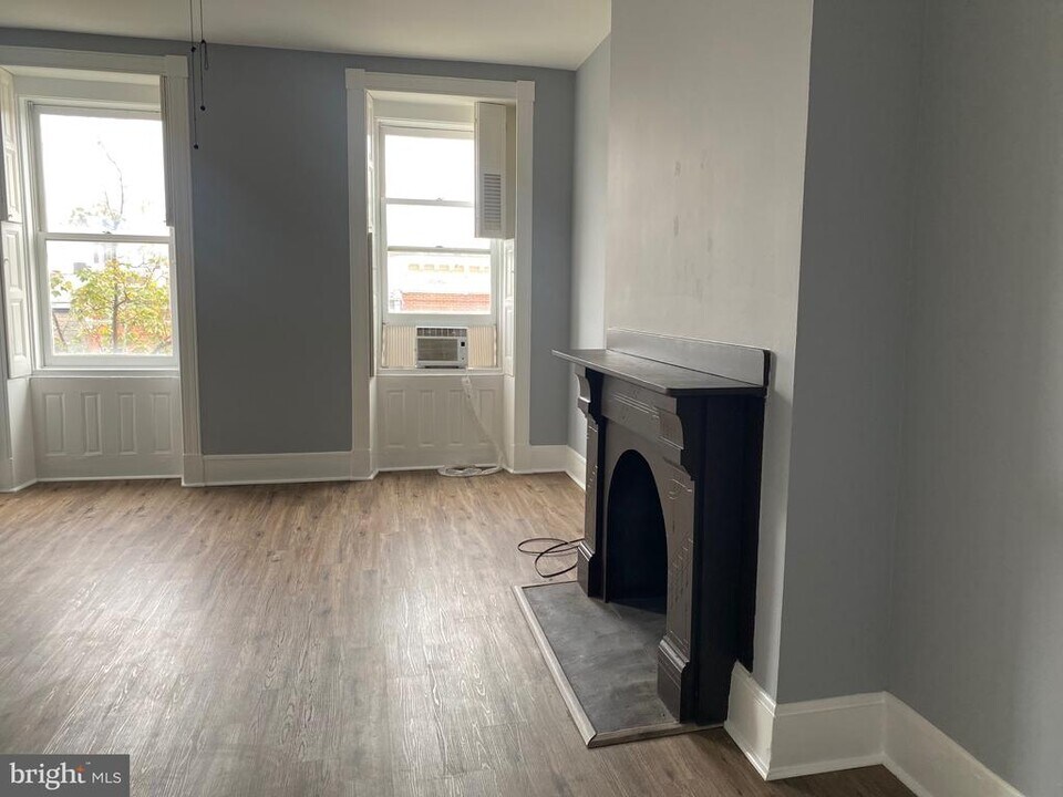 834 Park Ave in Baltimore, MD - Building Photo