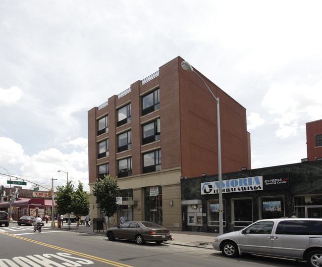 29-38 30 Ave in Astoria, NY - Foto de edificio - Building Photo