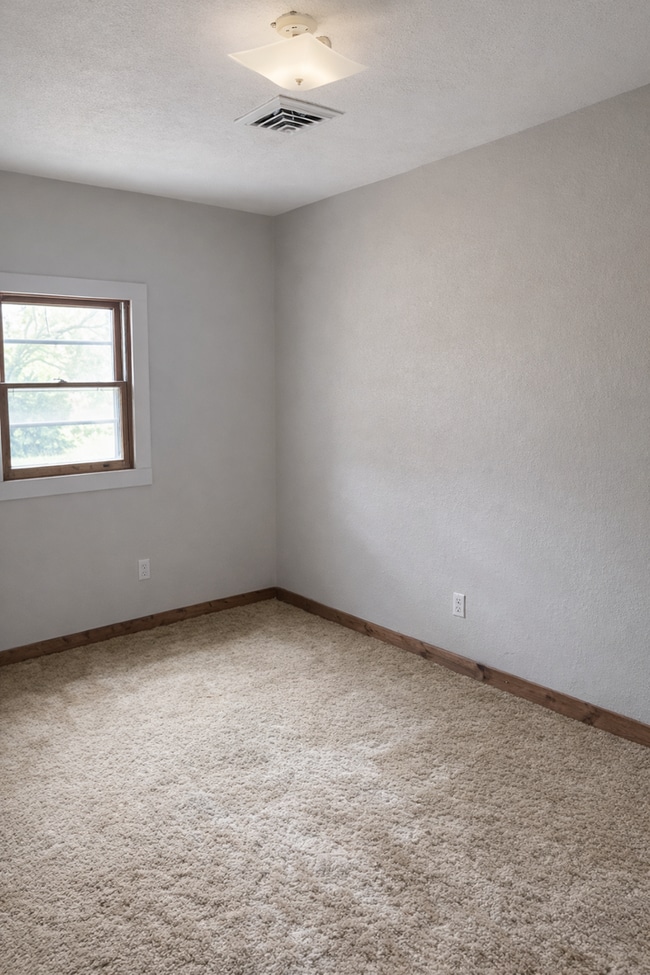 121 W Marshall St in El Dorado Springs, MO - Building Photo - Building Photo