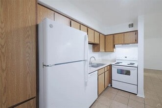 2323 Wells Branch Pkwy in Austin, TX - Building Photo - Building Photo