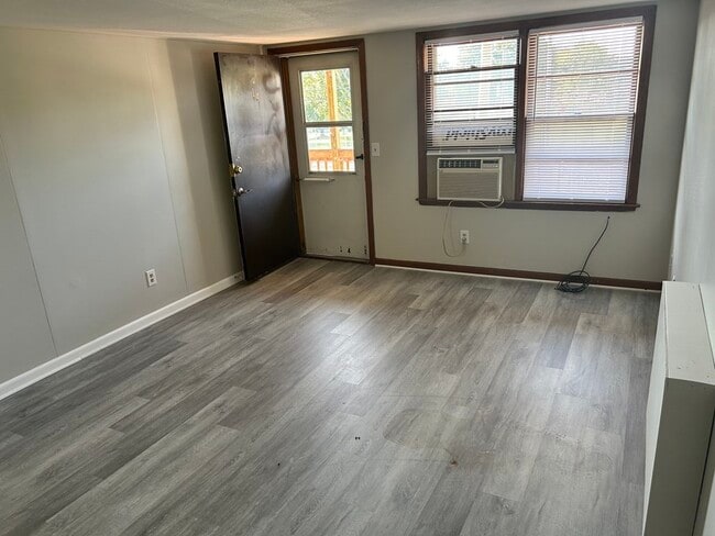 97 Winsor St, Unit 14 in Ludlow, MA - Building Photo - Building Photo