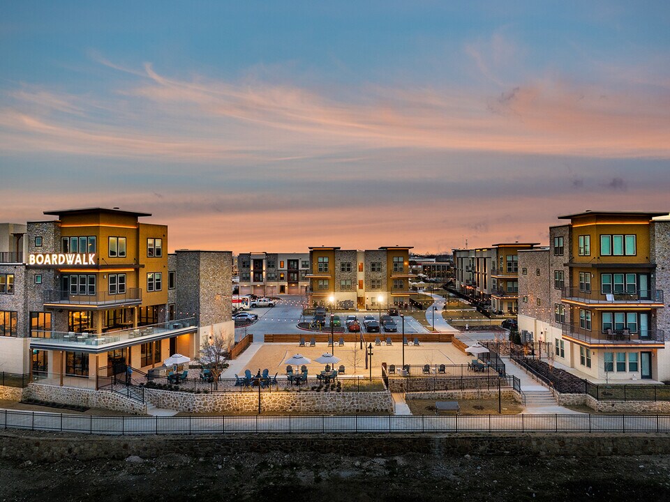 Boardwalk at Mercer Crossing in Farmers Branch, TX - Foto de edificio