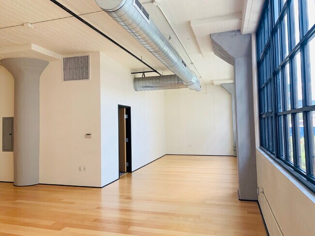 1400 NW Irving St in Portland, OR - Building Photo - Building Photo