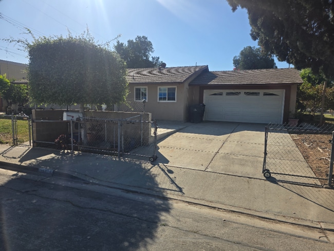 11194 Magnolia Ave in Riverside, CA - Foto de edificio - Building Photo