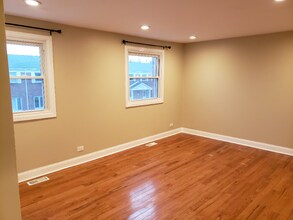 2128 Rugen Rd in Glenview, IL - Foto de edificio - Building Photo