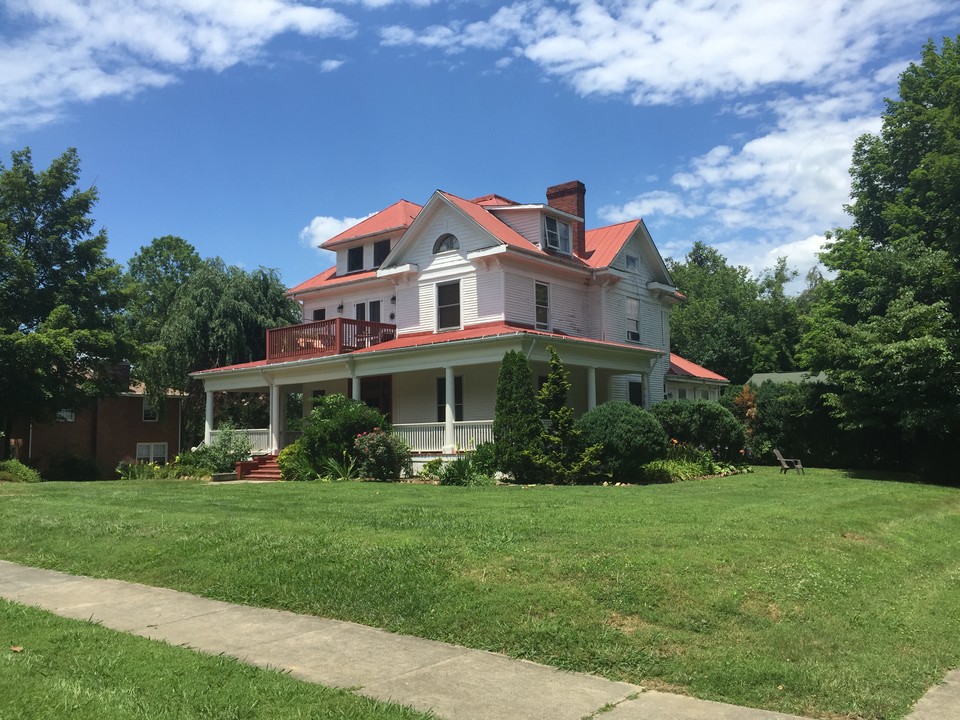 800 W Locust St in Johnson City, TN - Building Photo