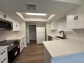 1106 Oakwood Dr in Leander, TX - Building Photo - Building Photo