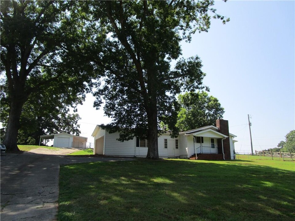 3673 Browns Bridge Rd in Gainesville, GA - Building Photo