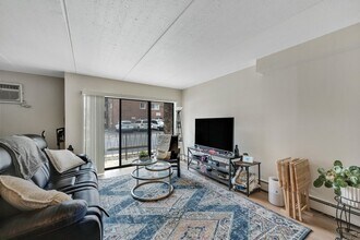 7117 W 93rd St, Unit 102 in Oak Lawn, IL - Building Photo - Building Photo