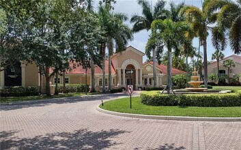 1590 S 42nd Cir, Unit 307 in Vero Beach, FL - Foto de edificio - Building Photo