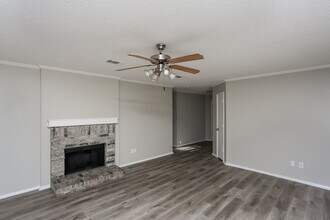 5301 Royal Burgess Dr in Fort Worth, TX - Foto de edificio - Building Photo