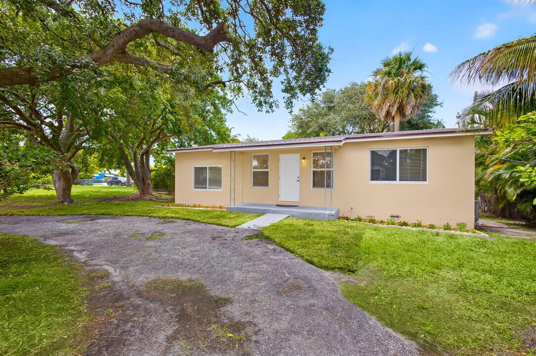 2609 Richard Rd in West Palm Beach, FL - Building Photo