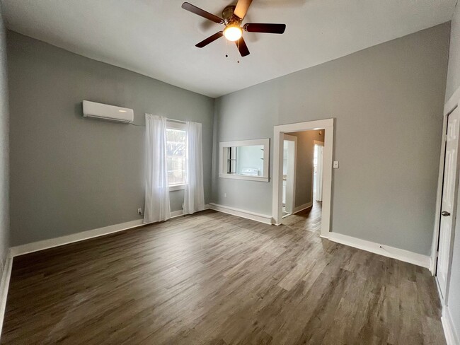 1318 Willow Street in San Antonio, TX - Building Photo - Interior Photo