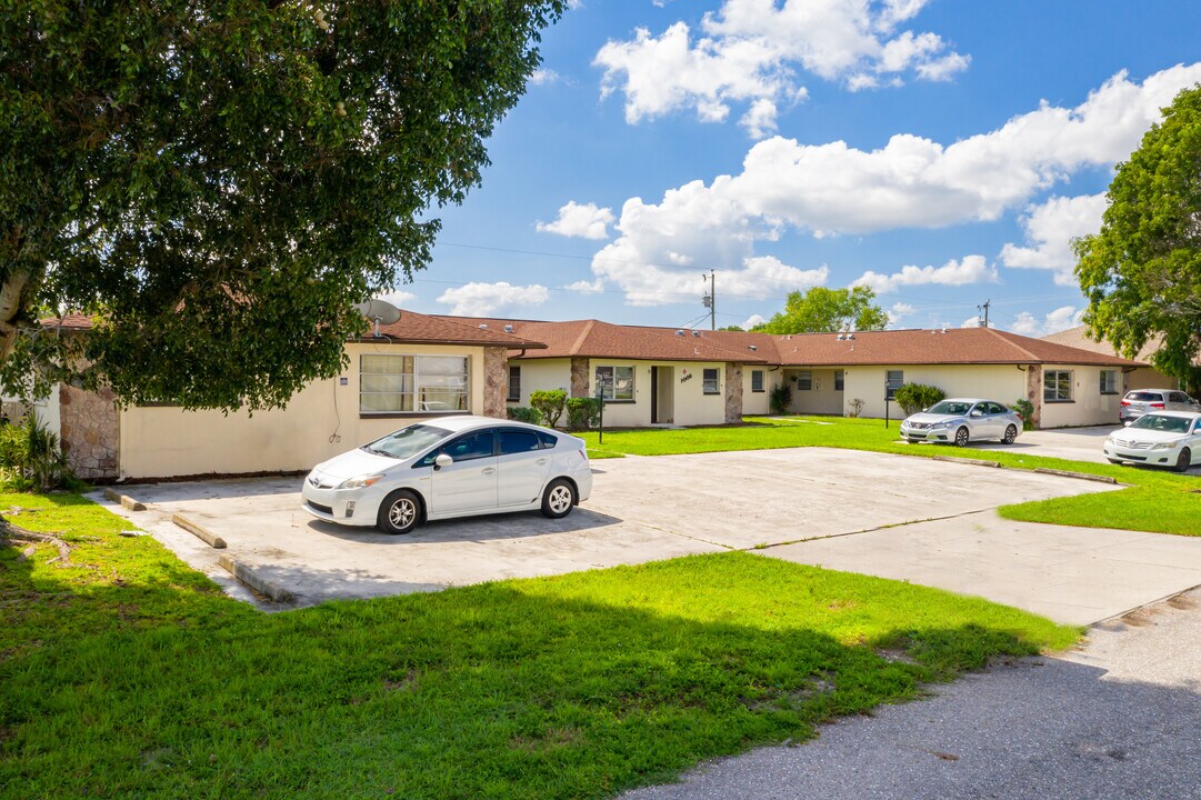 1002 SE 12th Ter in Cape Coral, FL - Foto de edificio