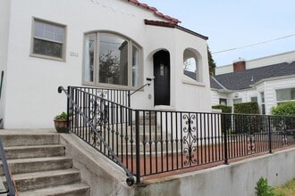 2915 SE Alder St in Portland, OR - Building Photo - Building Photo