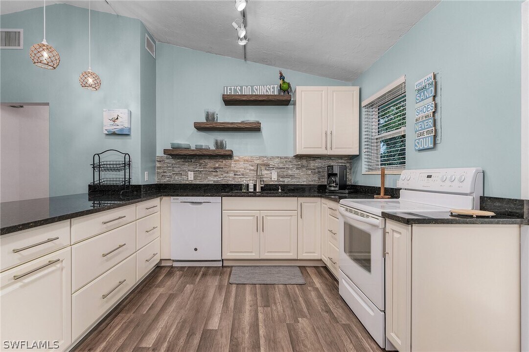 1281 10th St N in Naples, FL - Building Photo
