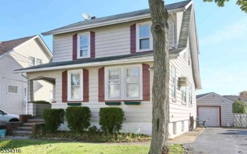 27 Chestnut St in Elmwood Park, NJ - Building Photo