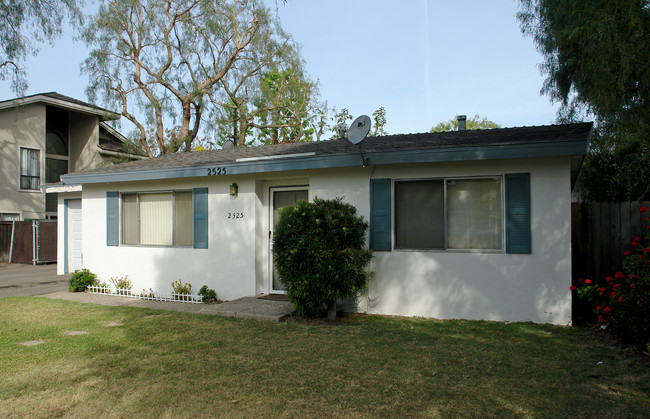 2525 Elden Ave in Costa Mesa, CA - Building Photo - Building Photo