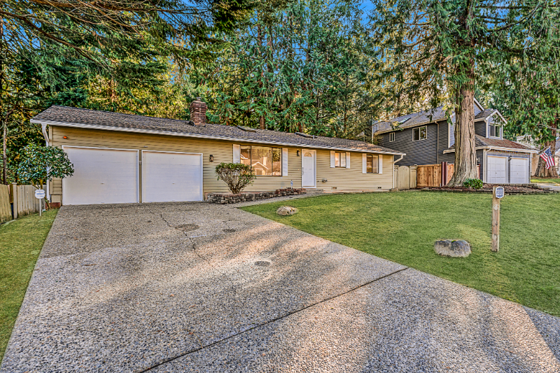 22131 NE 13th Pl in Sammamish, WA - Building Photo