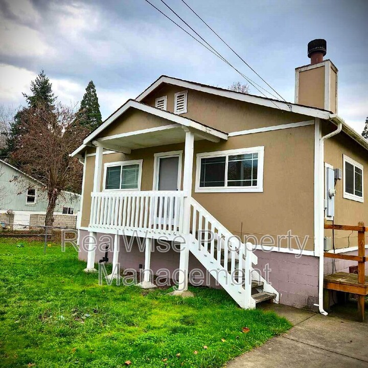 224 NE Howland St in Myrtle Creek, OR - Building Photo