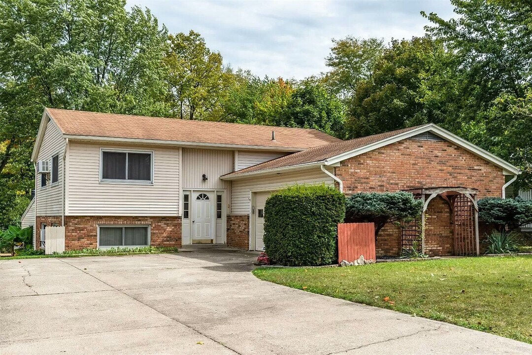 145 Wyndcrest Ct in Monroe, OH - Building Photo
