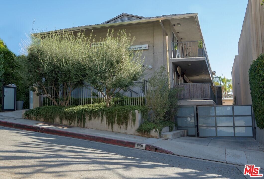 1148 N Clark St in West Hollywood, CA - Building Photo