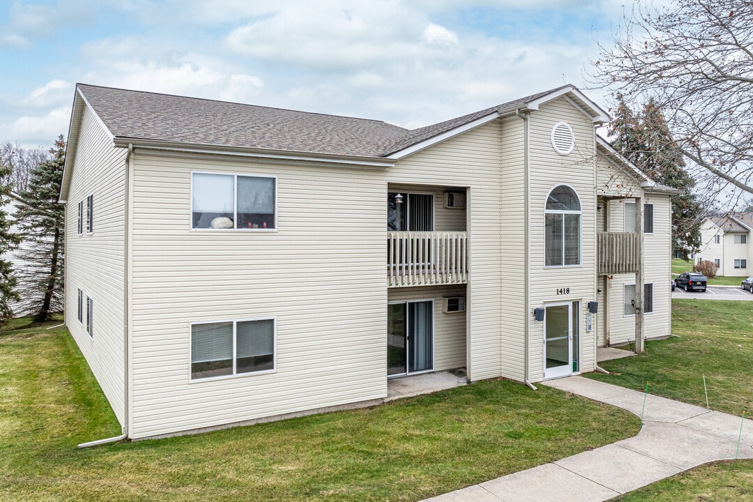 Maplewood Square Apartments in Greenville, MI - Building Photo