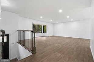 2146 Woodford Rd in Vienna, VA - Building Photo