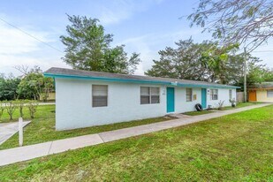 4915 Gulfstream Rd in Lake Worth, FL - Building Photo