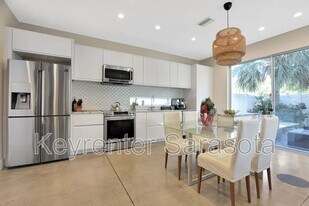 2056 Roselawn St in Sarasota, FL - Building Photo