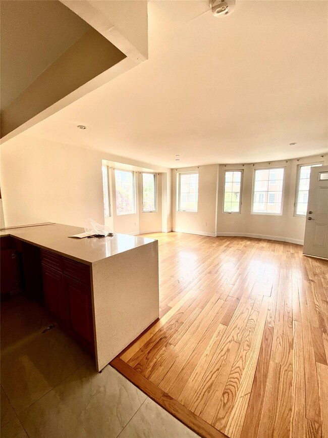 329 Soundview Ln in Queens, NY - Building Photo - Building Photo