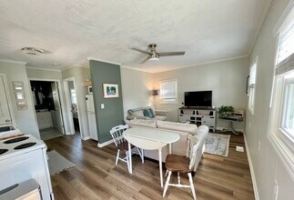 302 Norton St, Unit Guest House Apartment in Oak Island, NC - Building Photo - Building Photo