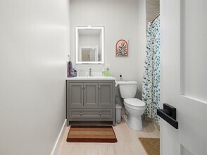 21 Bolton St, Unit 2 in Waltham, MA - Foto de edificio - Building Photo