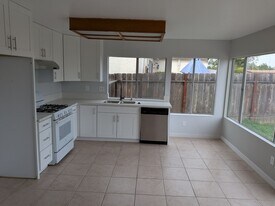 10437 Cheviot Ct in San Diego, CA - Building Photo