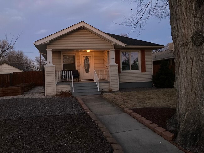 property at 211 S 6th Ave