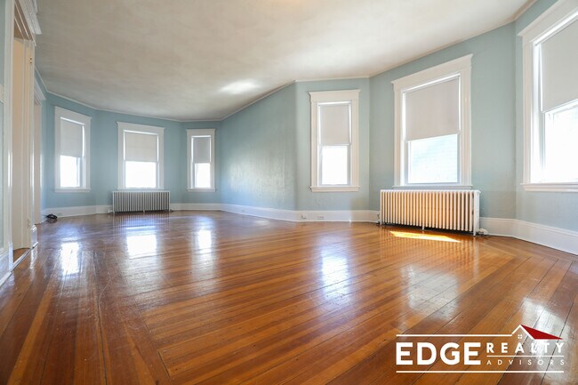 15 Mapleton St, Unit 1 in Boston, MA - Foto de edificio - Building Photo