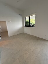 2507 NE 182nd St, Unit A2 in North Miami Beach, FL - Building Photo - Building Photo