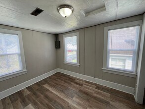 310 W Arnold St in Marshfield, WI - Foto de edificio - Building Photo