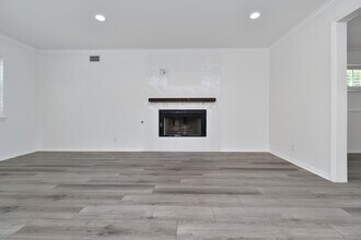 23648 Emelita St in Woodland Hills, CA - Building Photo - Building Photo