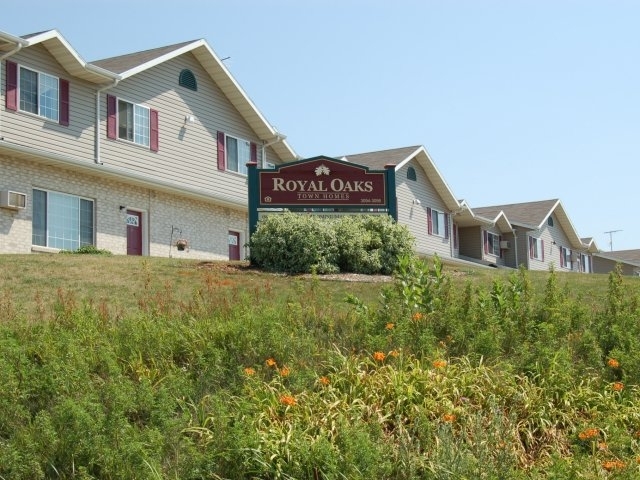 Royal Oaks Townhomes in Rochester, MN - Building Photo