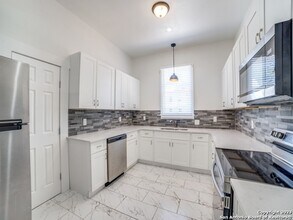 732 N Pine St in San Antonio, TX - Building Photo - Building Photo