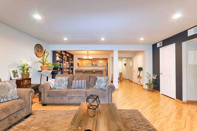 18324 Clark St, Unit 205 in Tarzana, CA - Foto de edificio - Building Photo