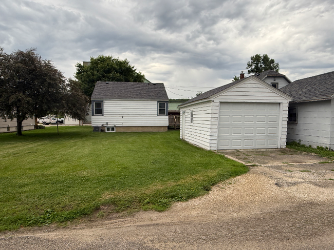 817 E Water St in Decorah, IA - Building Photo - Building Photo
