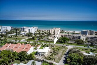 3913 Silver Palm Dr, Unit 2 in Vero Beach, FL - Foto de edificio - Building Photo