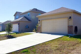 14615 Stirrup Trce in Elmendorf, TX - Building Photo - Building Photo