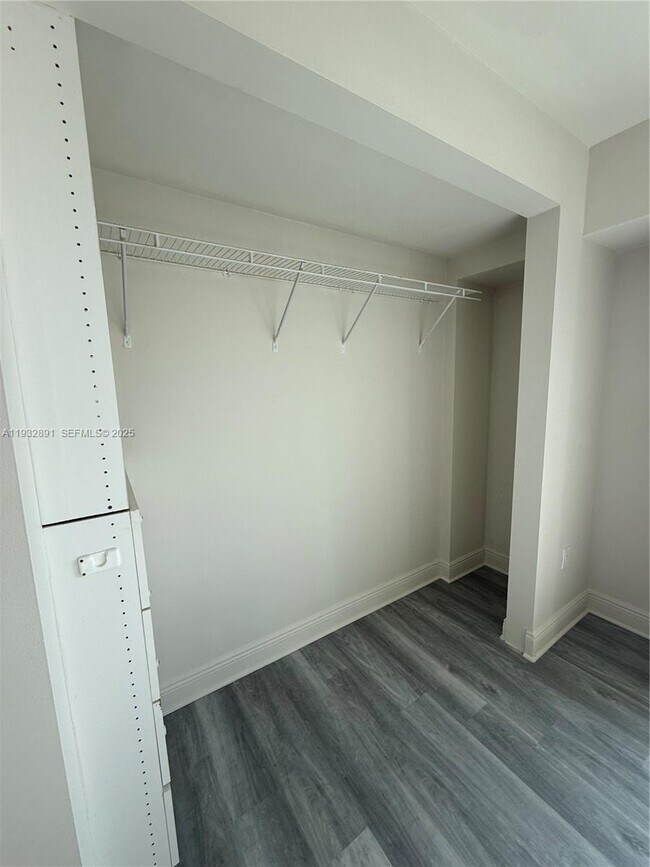 5787 SW 72nd St in Miami, FL - Building Photo - Building Photo