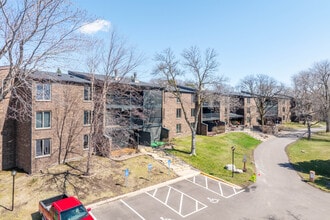 Lochmoor Condos and Lofts in Bloomington, MN - Foto de edificio - Building Photo