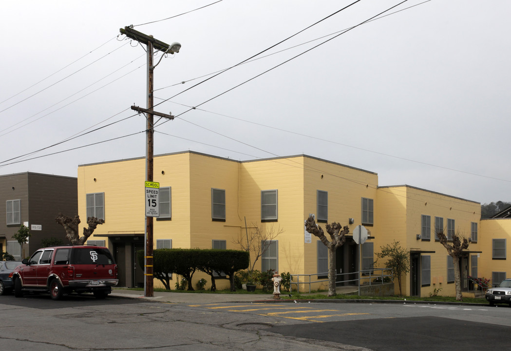 Holly Courts in San Francisco, CA - Foto de edificio